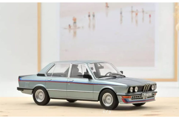 BMW M535i 1980 Blau metallic mit Streifen 1:18