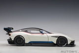 Aston Martin Vulcan 2015 - stratus white with blue 1:18
