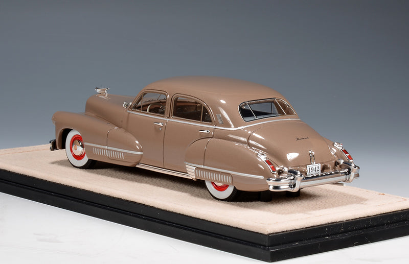 1942 Cadillac Sixty Special - Pawnee beige 1:43