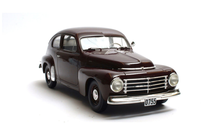 Volvo PV444 (1952) - maroon 1:18