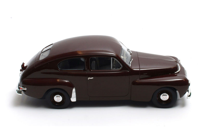 Volvo PV444 (1952) - maroon 1:18