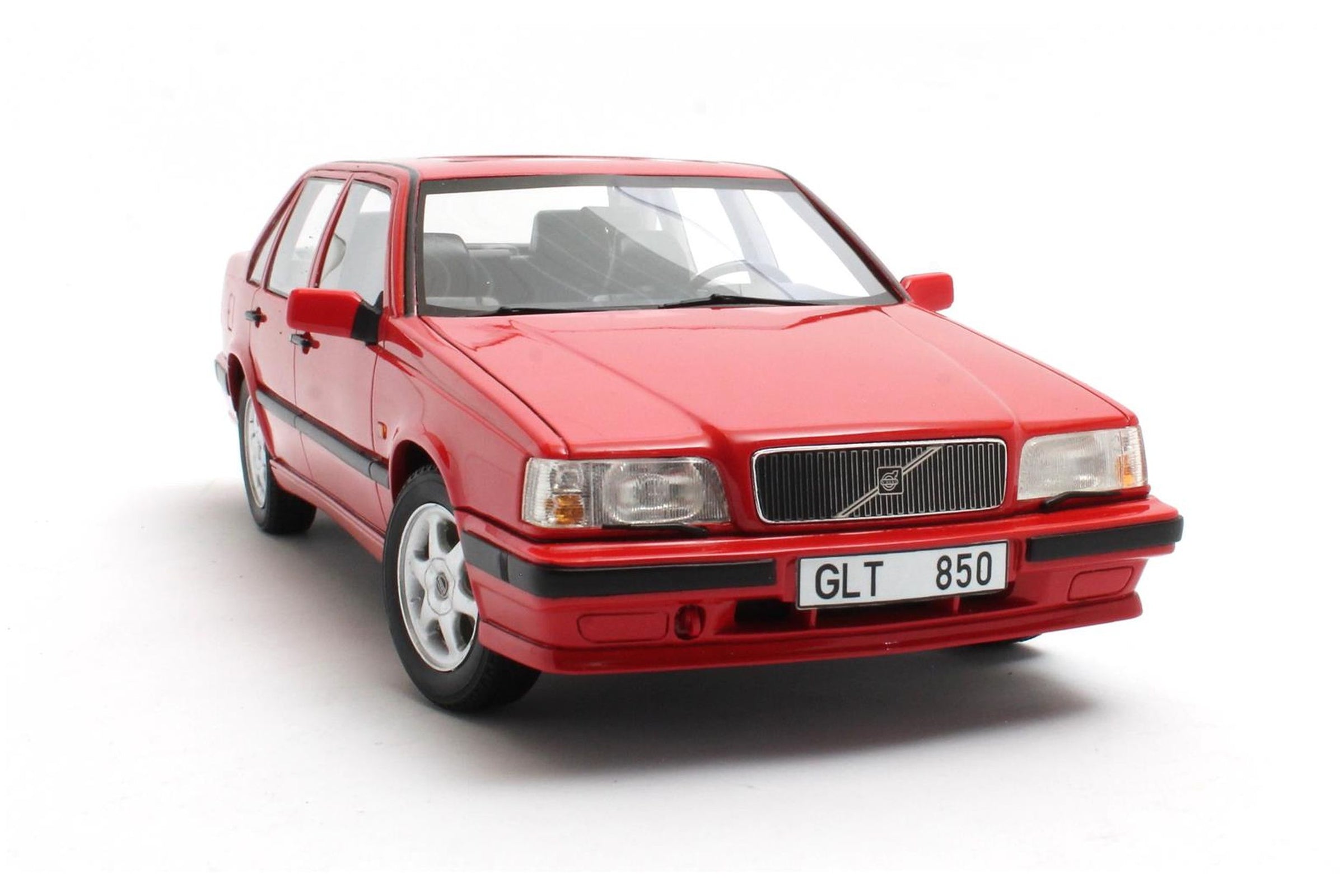 104-045 Cult 1/18 ボルボ850 GL T Signal red Volvo 850 GLT (1991-1994) - signal red 1:18 – Thomas Langejürgen