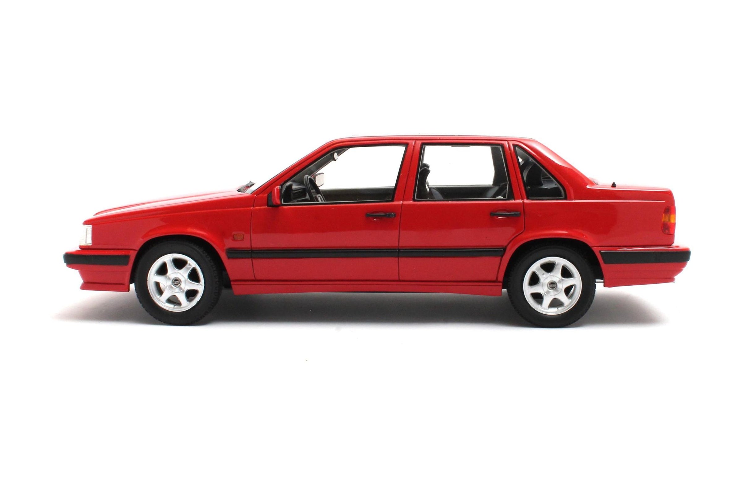 104-045 Cult 1/18 ボルボ850 GL T Signal red Volvo 850 GLT (1991-1994) - signal red 1:18 – Thomas Langejürgen