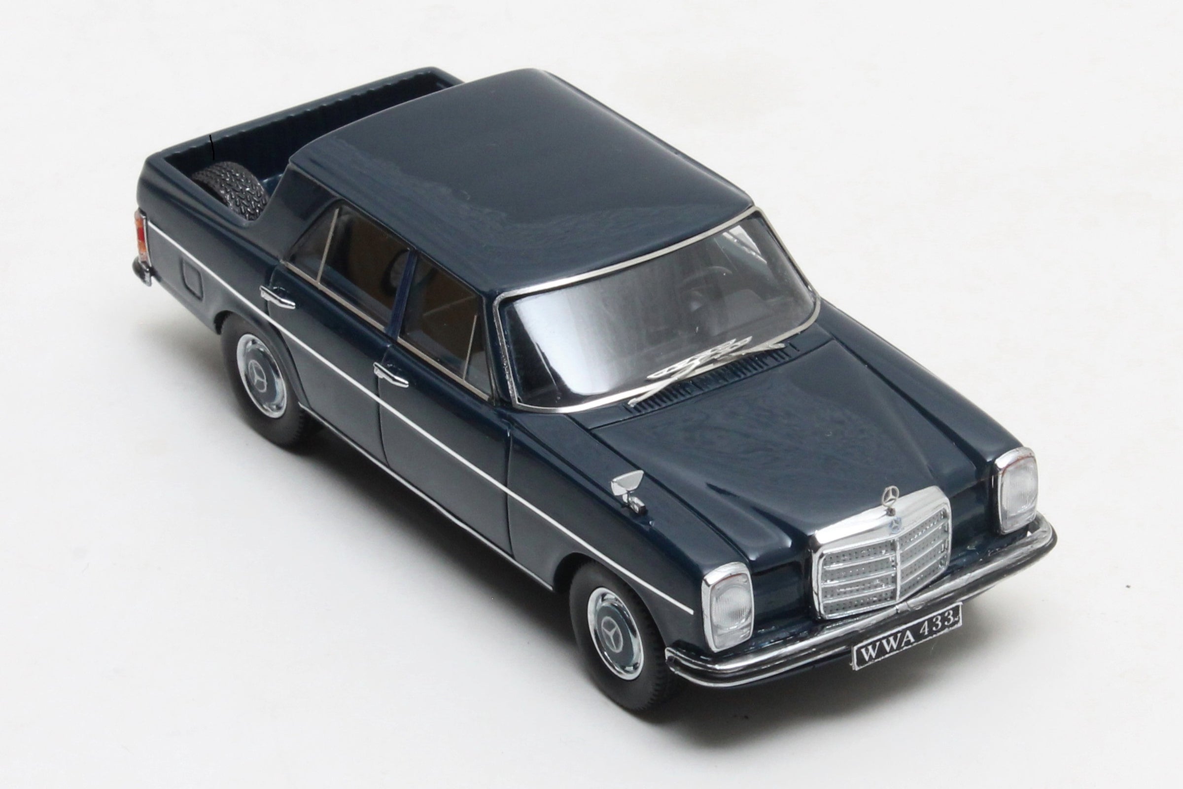Mercedes - 220D/ W115 Pick-Up 1972 - Modèle Presse - 1/43 - Autos Mercedes - 220D/ W115 Pick-Up 1972 - Modèle Presse - 1/43 - Autos