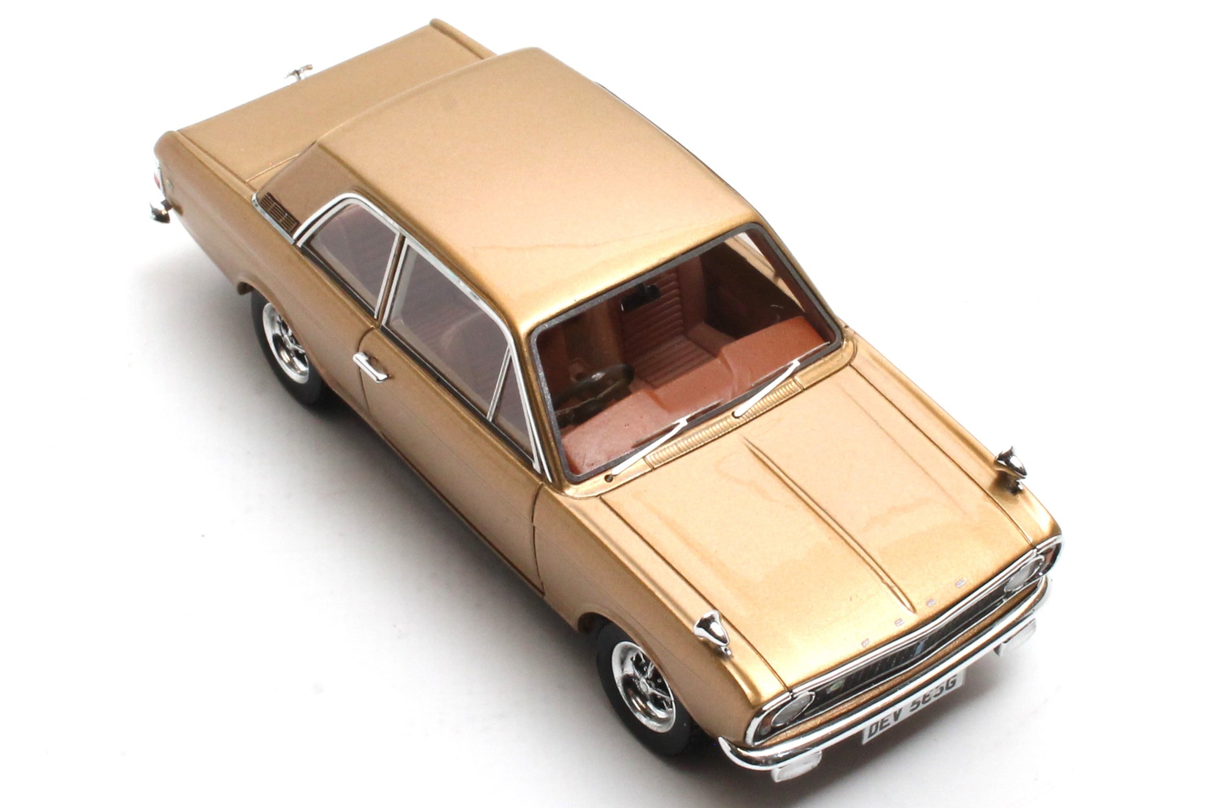 Matrix 1/43 Ford Cortina Lotus MkII – Or 1966-1970 – Modèle Résine – Prévente
