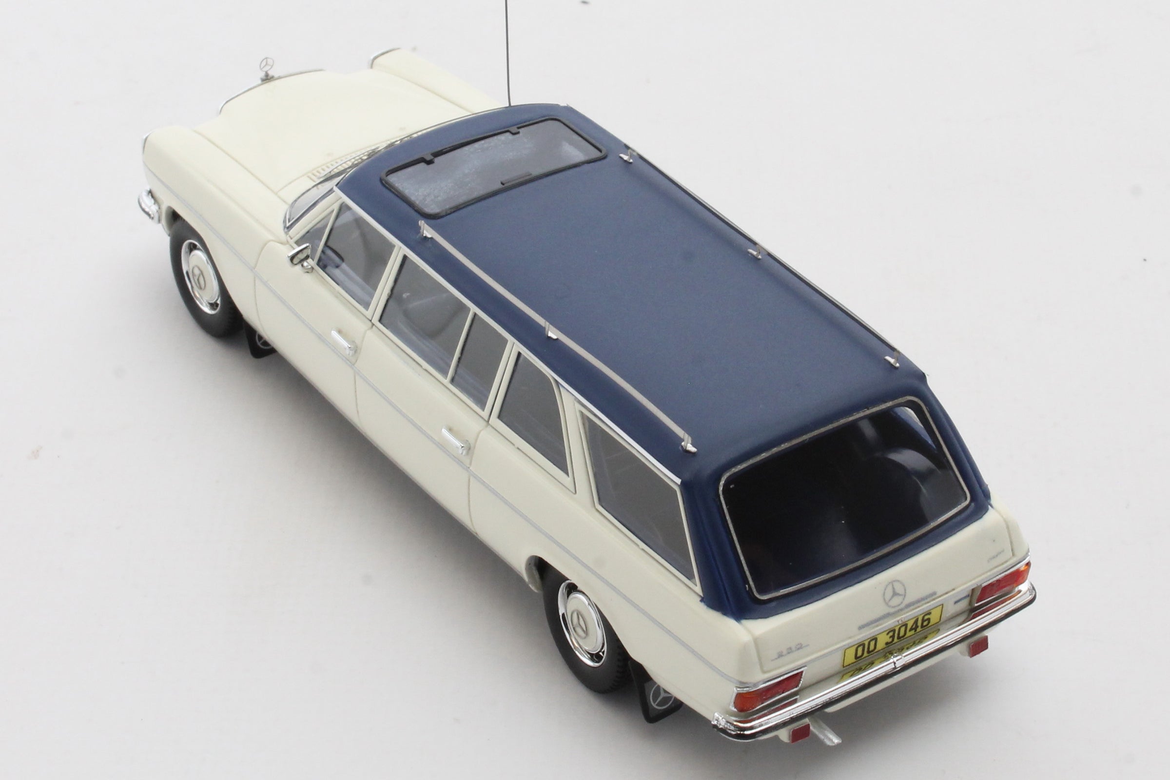 Mercedes V114 LWB Crayford Estate 1971 - Matrix 1/43 - Résine Blanche - Précommande