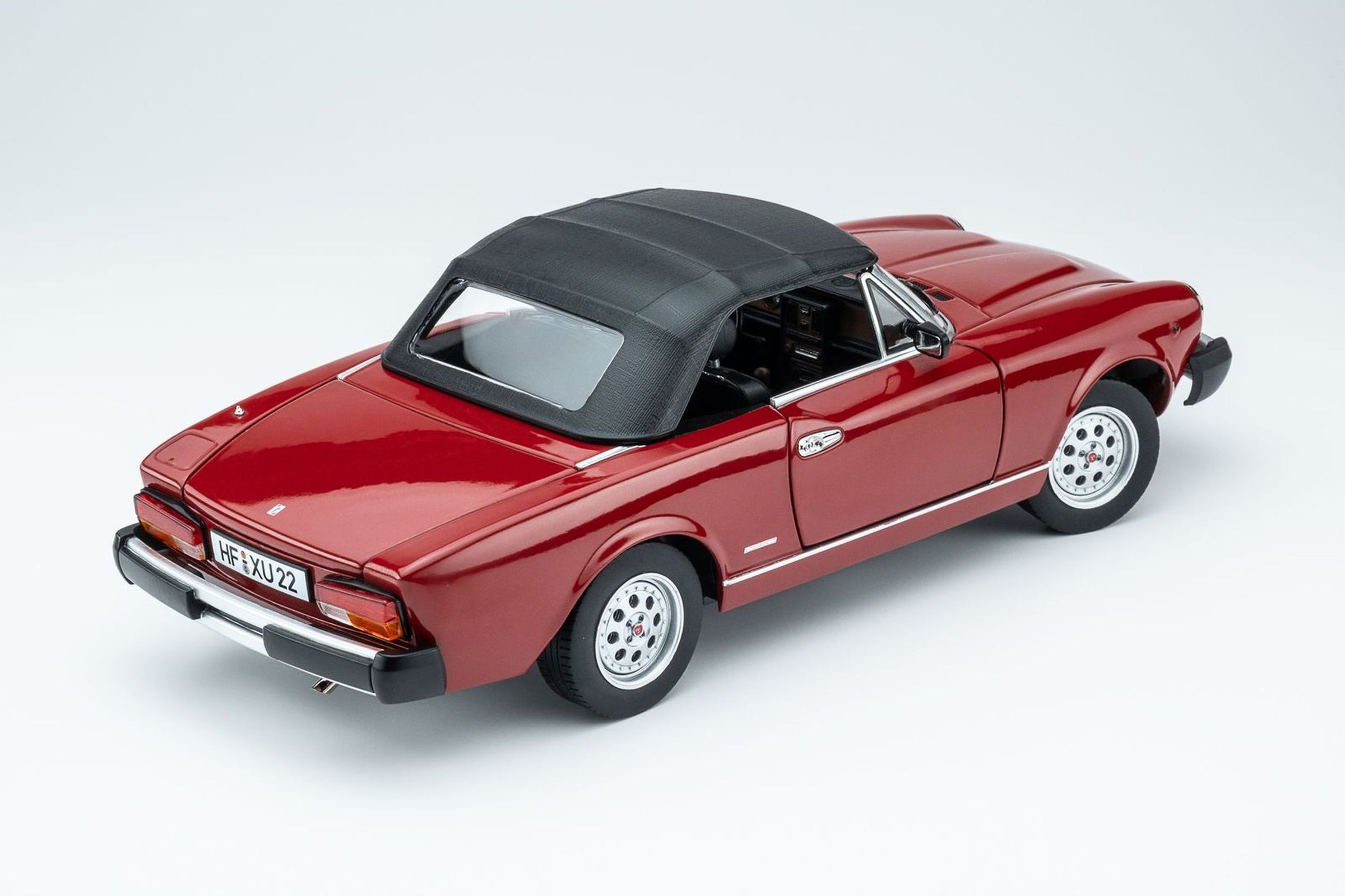 Pininfarina Spidereuropa 1982 - rosso 1:18 – Thomas Langejürgen Pininfarina Spidereuropa 1982 - rosso 1:18 – Thomas Langejürgen