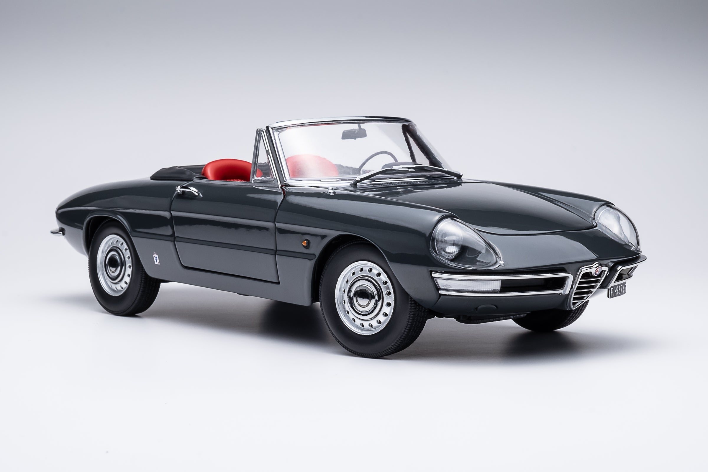 Alfa Romeo 1600 Duetto Spider 1966 - graphite 1:18 – Thomas