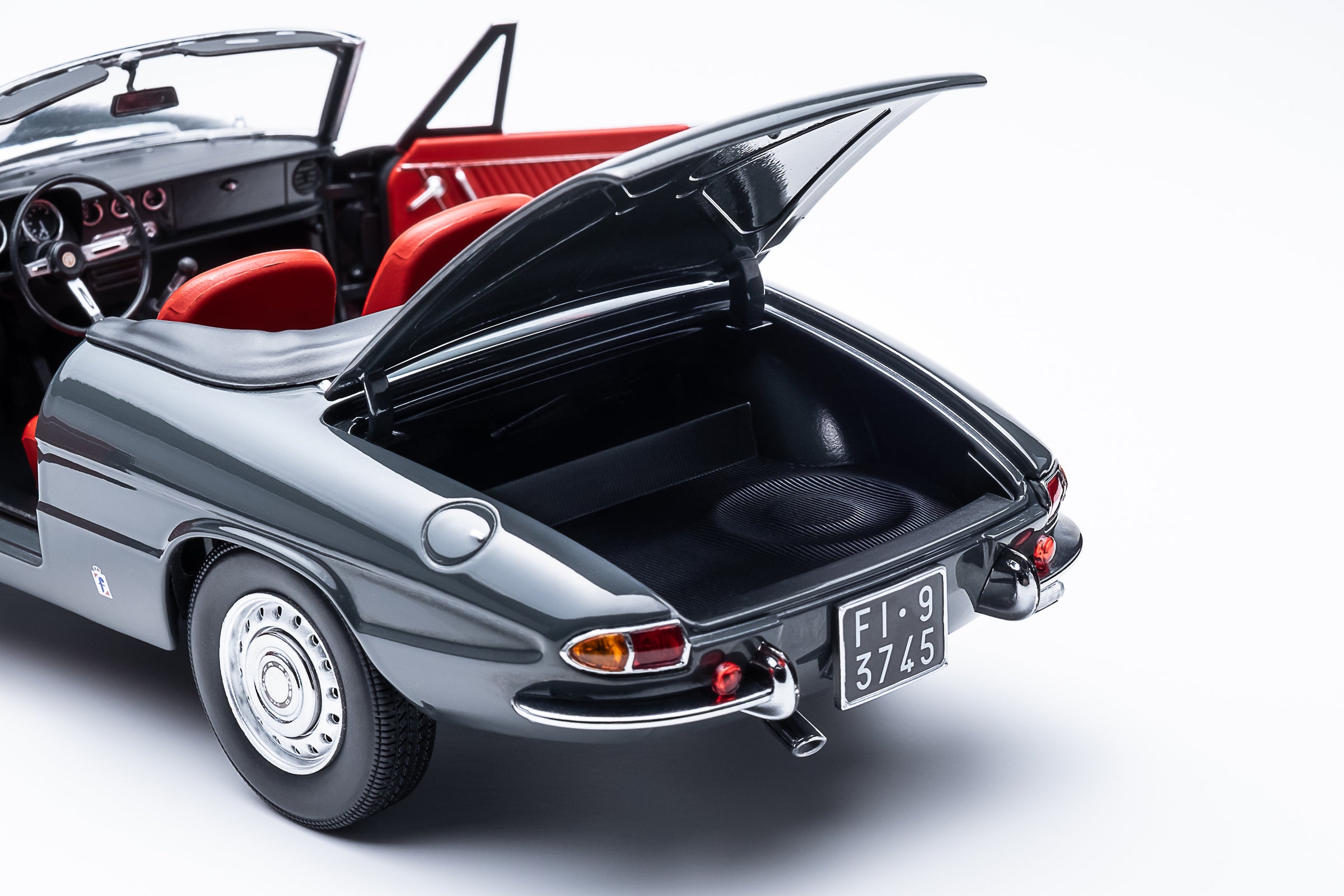 Alfa Romeo 1600 Duetto Spider 1966 - graphite 1:18 – Thomas