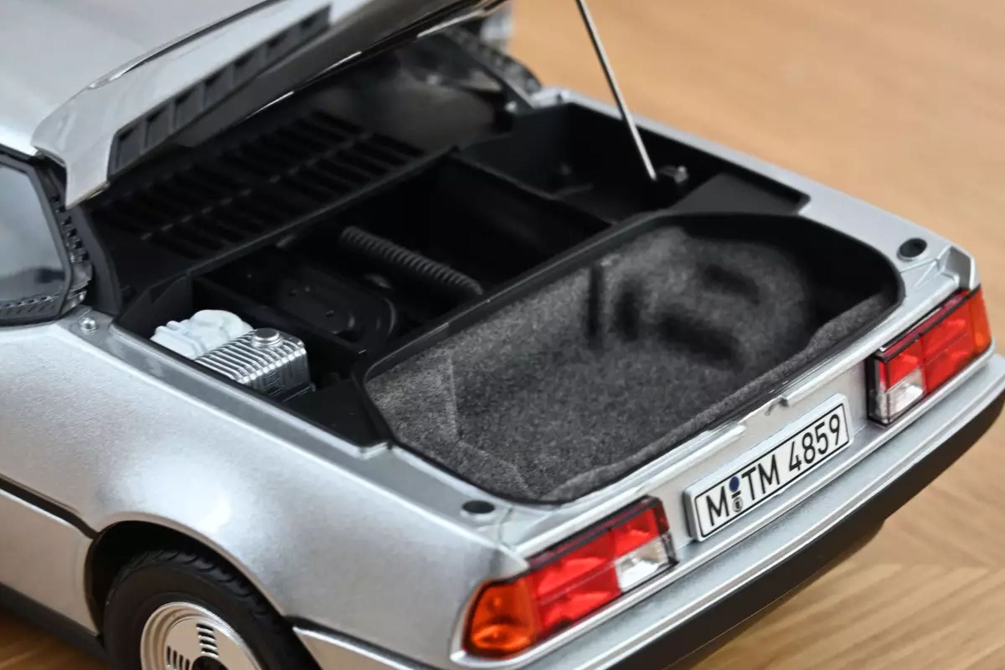 BMW M1 (1980) - silver met. 1.18 – Thomas Langejürgen