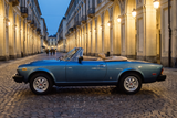 Pininfarina Spidereuropa 1982 in blu medio met. unter den Arkaden der Piazza San Carlo in Turin (Symbolbild)