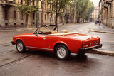 Pininfarina Spidereuropa 1982 in rosso vivo in einer Mailander Strasse (Symbolbild)
