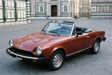 Pininfarina Spidereuropa 1982 in marrone amaryllis auf dem Domplatz in Florenz (Symbolbild)