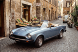 Pininfarina Spidereuropa 1982 in azzurro met. in einer Gasse in Rom-Trastevere (Symbolbild)