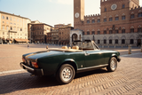 Pininfarina Spidereuropa 1982 in verde scuro auf der Piazza del Campo in Siena (Symbolbild)
