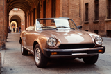 Pininfarina Spidereuropa 1982 in marrone chiaro unter den Portici in Bologna (Symbolbild)