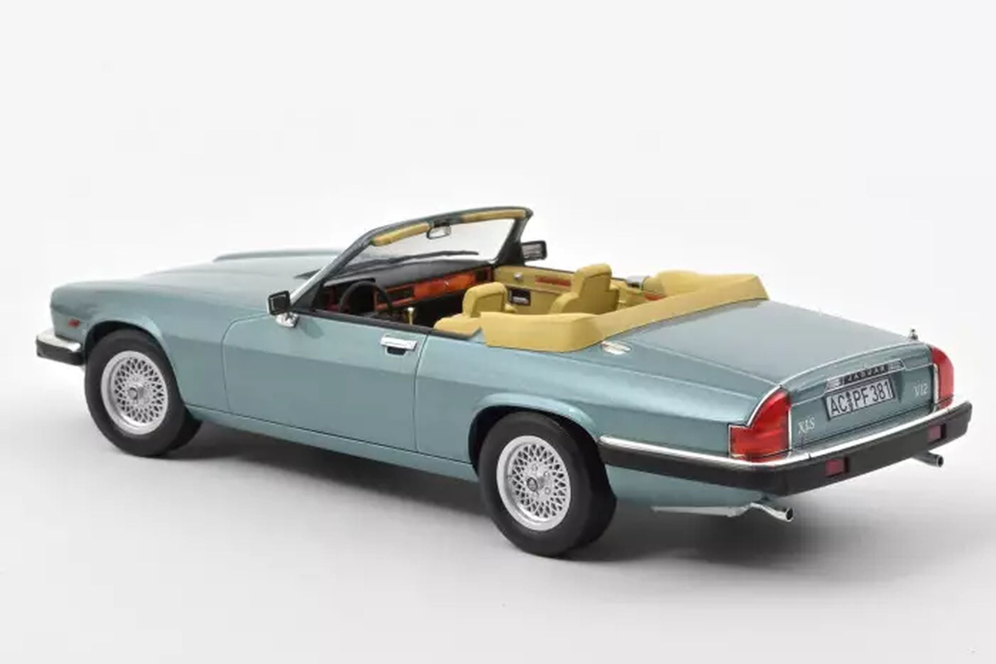 Jaguar XJ-S 5.3 H.E. Convertible 1988 - light blue 1:18 – Thomas