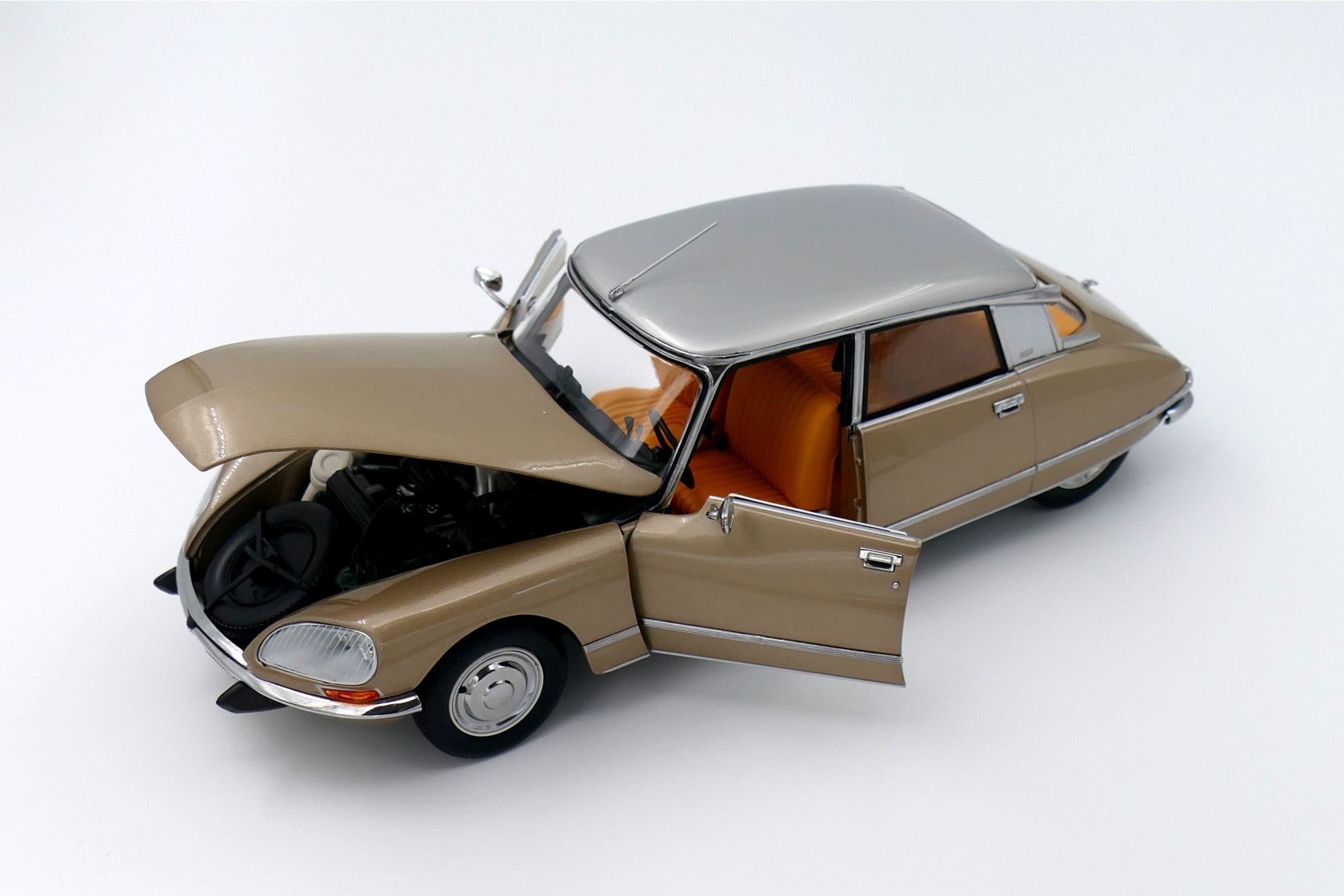 Citroën DS23 Pallas 1972 - sable metallise / silver top 1:18