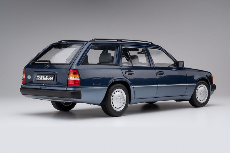 Mercedes-Benz  W124 300 TD 1990 nautical blue 1:18