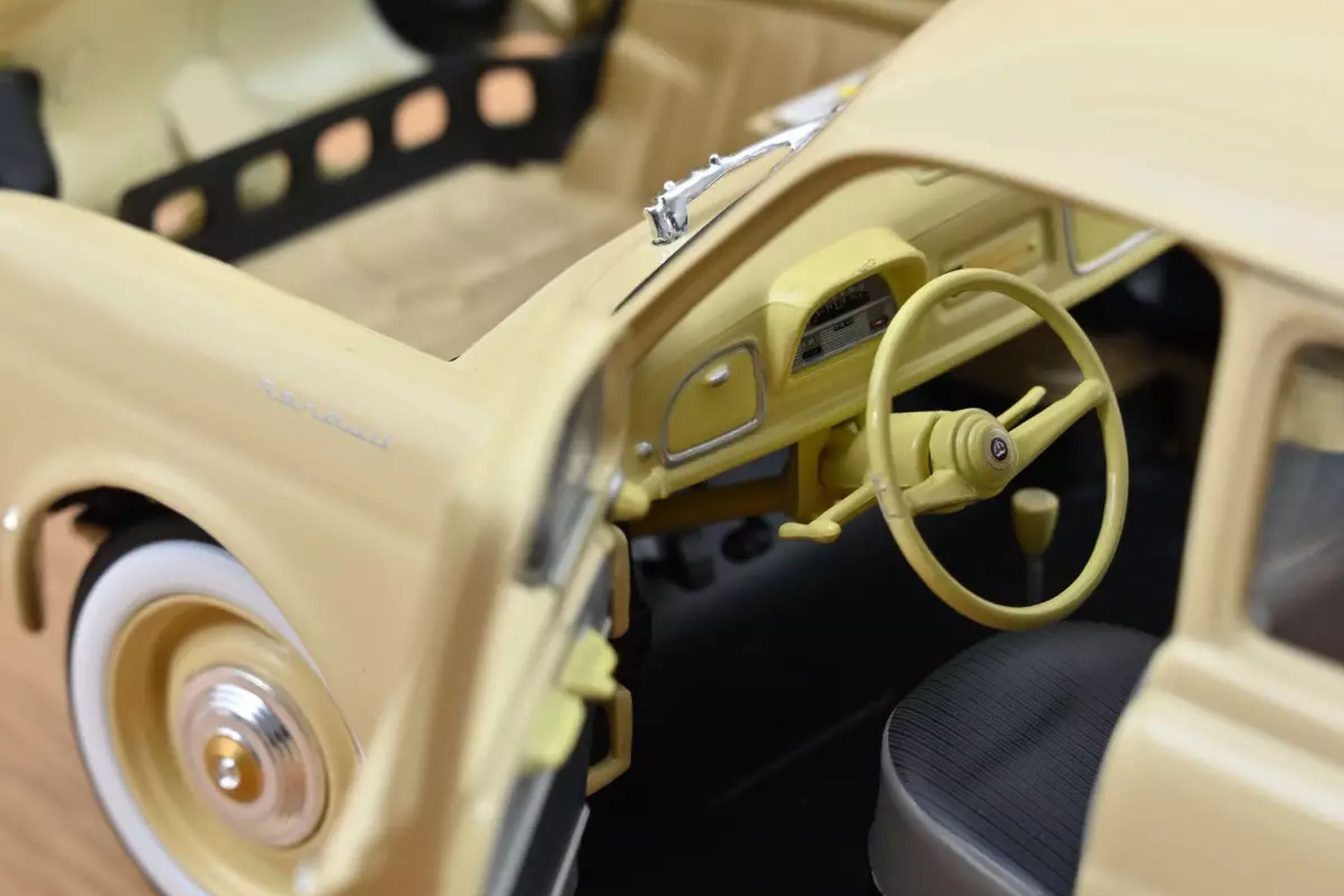 Renault Dauphine 1958 - Beige 1:18 – Thomas Langejürgen