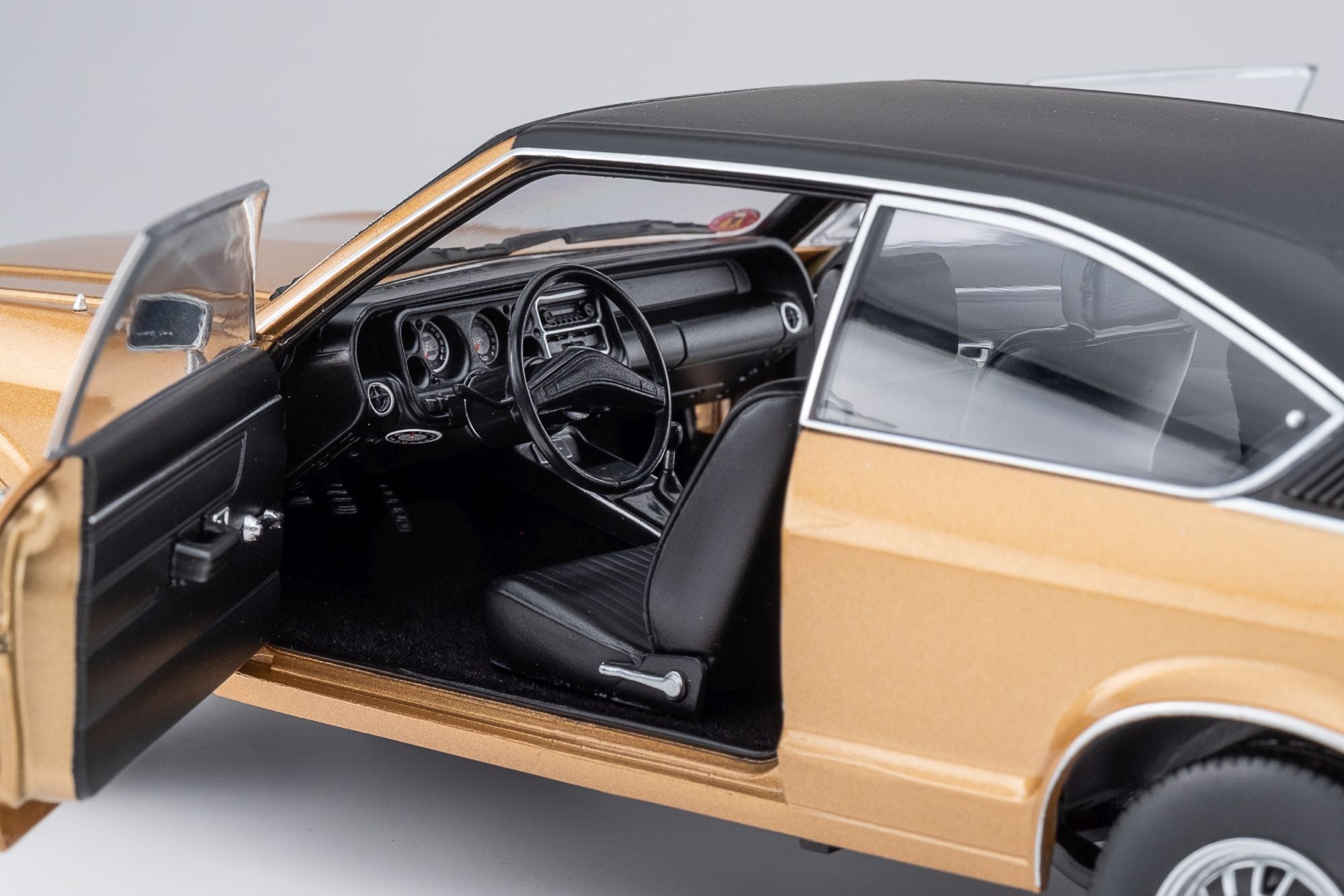 Ford Granada Coupé 2.3 V6 - gold 1:18 – Thomas Langejürgen